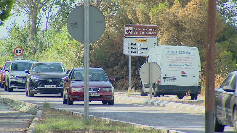 Carretera CV-500 en la Comunidad Valenciana, cerca de l'Albufera. Vehículos en circulación, señal de 60 km/h y dirección a El Palmar (7 km).