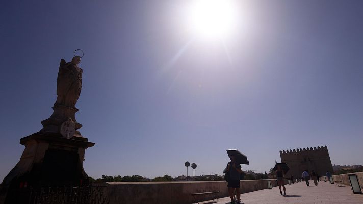 Telediario 1 - El verano de 2026 pulveriza el récord de altas temperaturas: cuatro olas de calor y 5.000 muertes