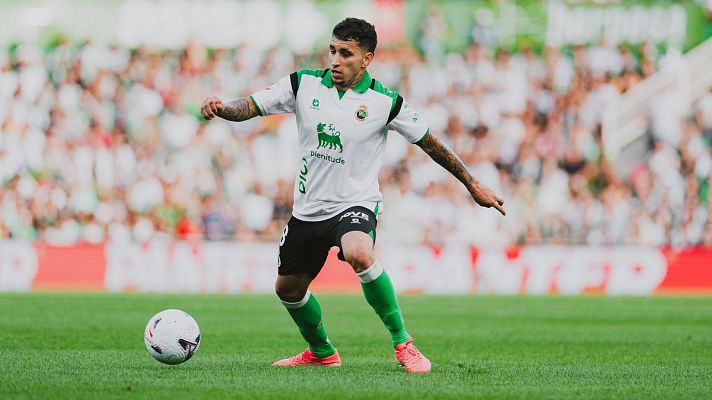 TeleCantabria - Sale puerta del Racing y entra Luque