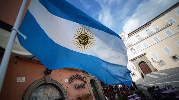 Telediario 1 - La periodista Elisabetta Piqué acertó cuál podía ser el perfil del nuevo papa antes del "habemus papam"