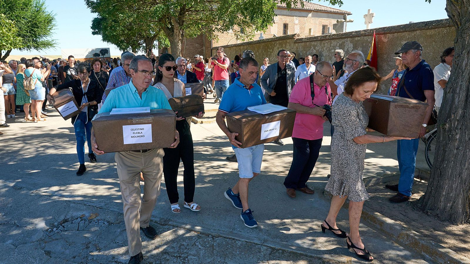 Homenaje y entrega de restos de represaliados de la Guerra Civil en Pajares de Adaja (Ávila) | Ver ahora