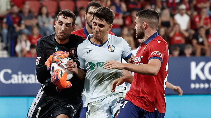 Sergio Herrera, portero del Osasuna, atrapa el bal�n en un partido de Primera Divisi�n contra el Getafe C.F. Jugadores de ambos equipos y p�blico al fondo.