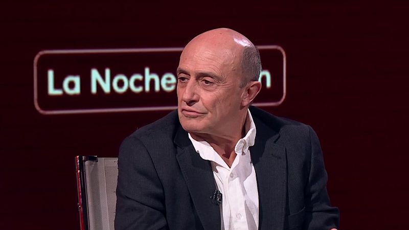 Xabier Fortes, presentador, en un plat� con r�tulo "La Noche".