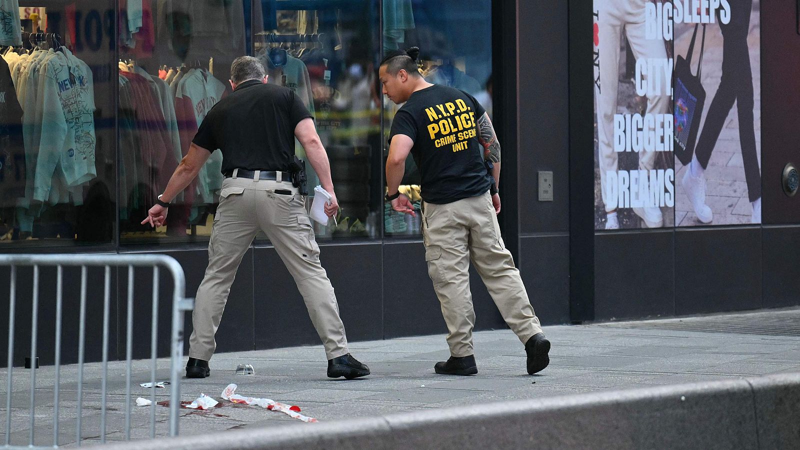 La policía mata en Times Square a una mujer que apuñaló a dos personas - Telediario Matinal | Ver
