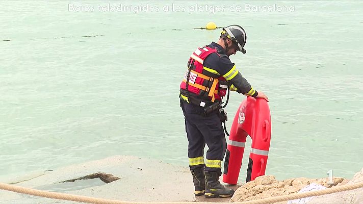 L'Informatiu - Els Bombers de Barcelona estrenen una boia teledirigida per agilitzar rescats