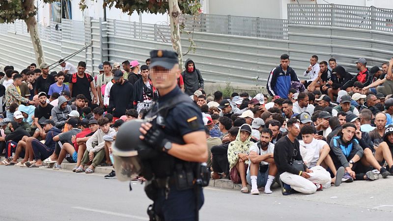 Continúan las aglomeraciones de migrantes en las inmediaciones del embolsamiento de Loma Colmenar, en Ceuta, este martes.