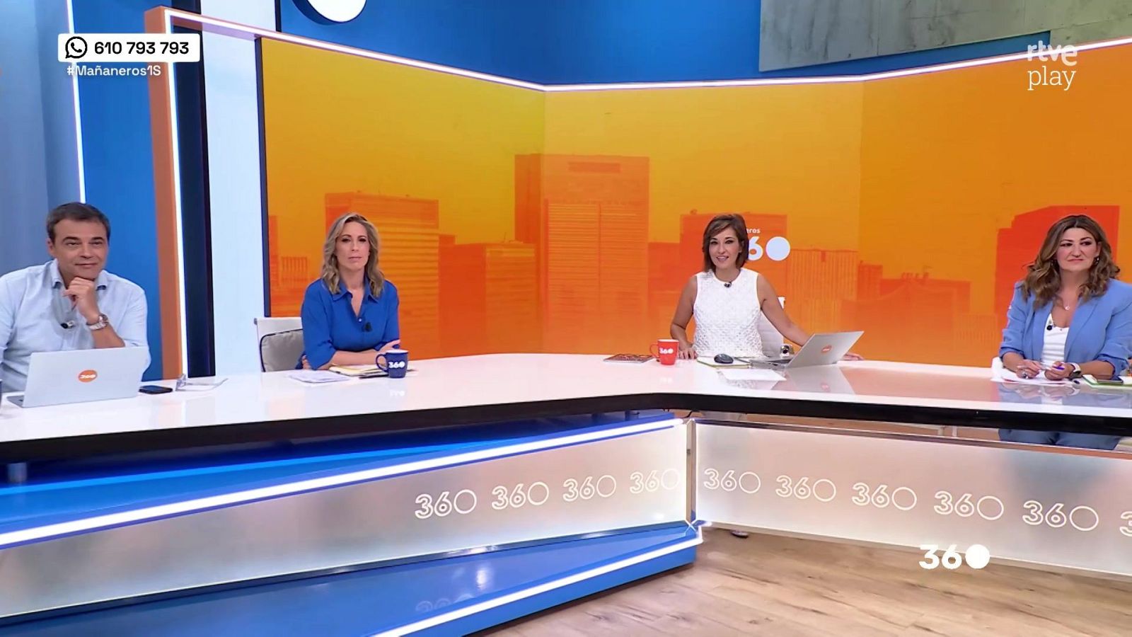 Estudio de TV con Jaime Cantizano, Miriam Moreno, Terelu Campos y otra presentadora, detrás de una mesa con "360" iluminado. Fondo urbano y logos de RTVE y "Mañaneros".