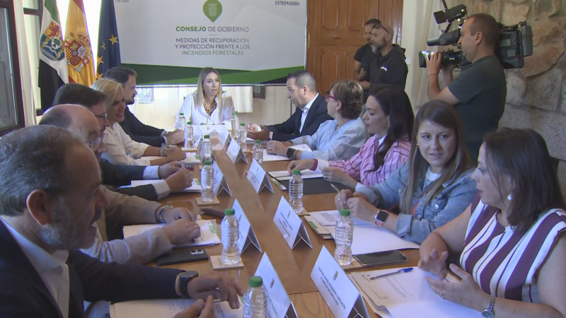 María Guardiola preside el Consejo de Gobierno de Extremadura, discutiendo medidas contra incendios forestales. Banderas de Extremadura, España y la UE flanquean el logo institucional.