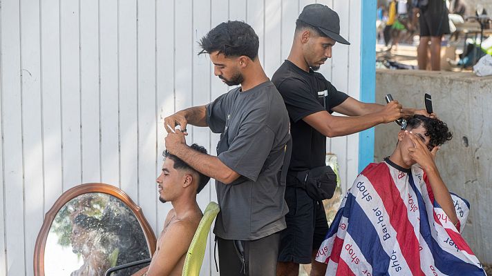 Telediario 1 - Los migrantes atrapados en la calle en Ceuta buscan fórmulas para sobrevivir