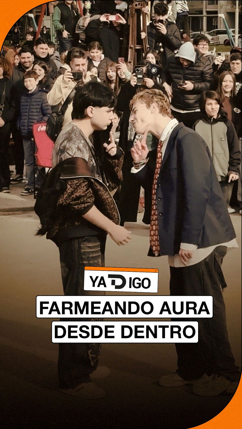 dos jóvenes en batalla de farmear aura