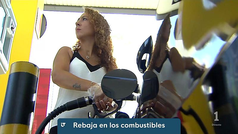 Una conductora llena el depósito de su vehículo.