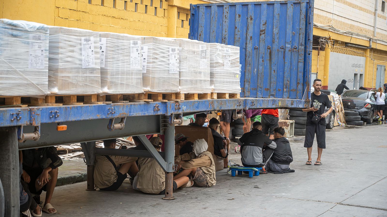 Sobrevivir en Ceuta: los migrantes siguen esperando una plaza | Ver