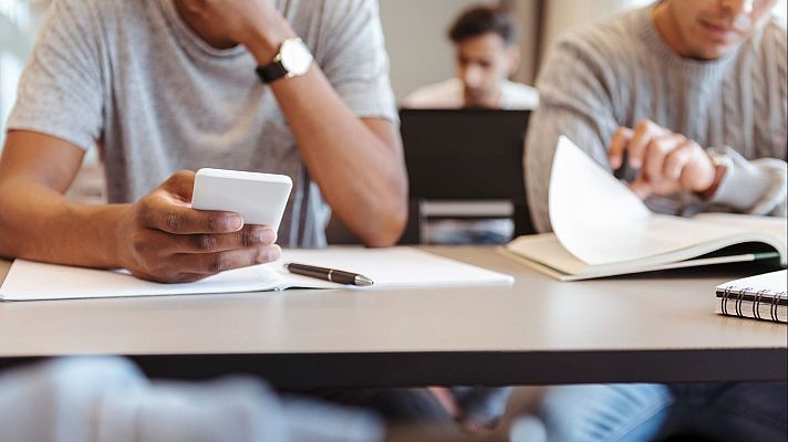 Telediario 2 - Sin móvil en las aulas: varias comunidades ya lo prohíben