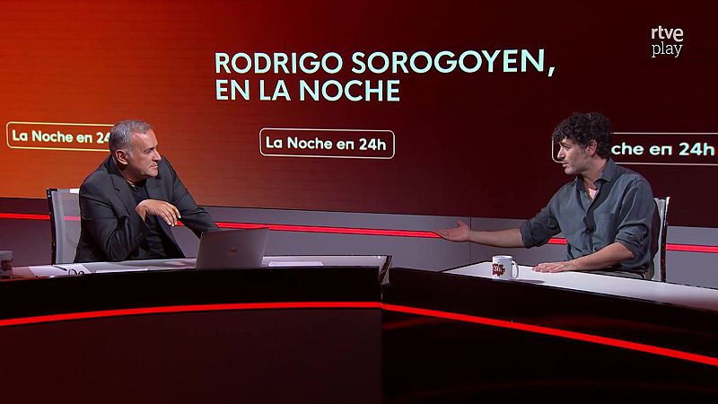 Xabier Fortes entrevista a Rodrigo Sorogoyen en "La Noche en 24h". Fondo rojo con texto "RODRIGO SOROGOYEN, EN LA NOCHE" y logo "rtve play".
