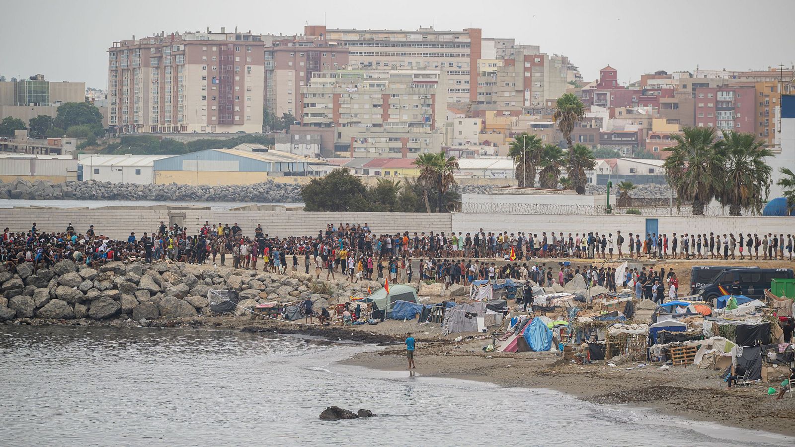 Miles de migrantes siguen deambulando por Ceuta más de un mes después de la entrada masiva