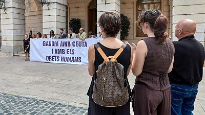 Jos� Manuel Prieto, alcalde de Gandia, preside un acto de apoyo a Ceuta y los derechos humanos frente al Ayuntamiento, con un cartel que reza "GANDIA AMB CEUTA I AMB ELS DRETS HUMANS".