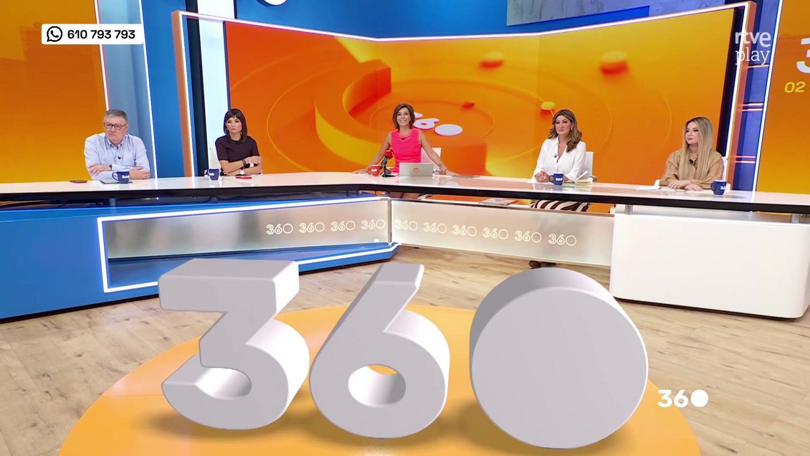 Jaime Cantizano, Terelu Campos, Mónica Martínez e Isabel Rábago, junto a otra persona, posan en un plató de televisión con el número "360" en 3D y pantallas de "rtve play" de fondo.