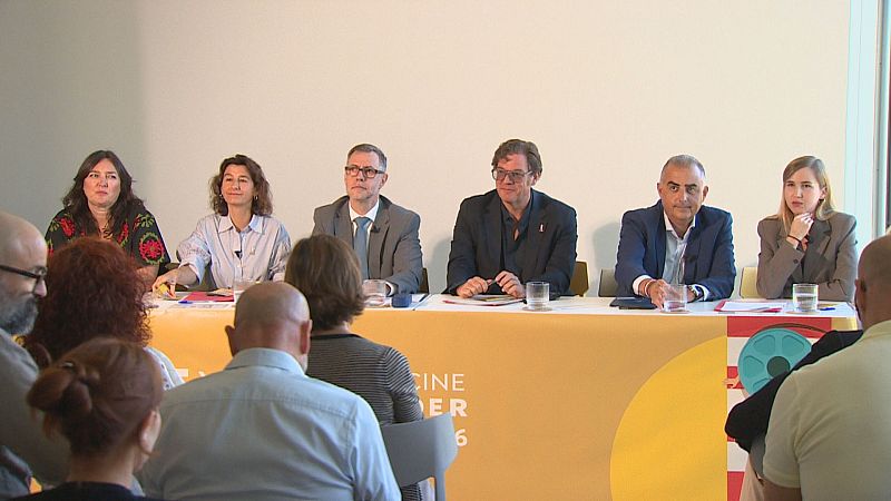 Panel de seis personas, incluyendo a Antonio Resines, en un evento de "CINE SANTANDER".