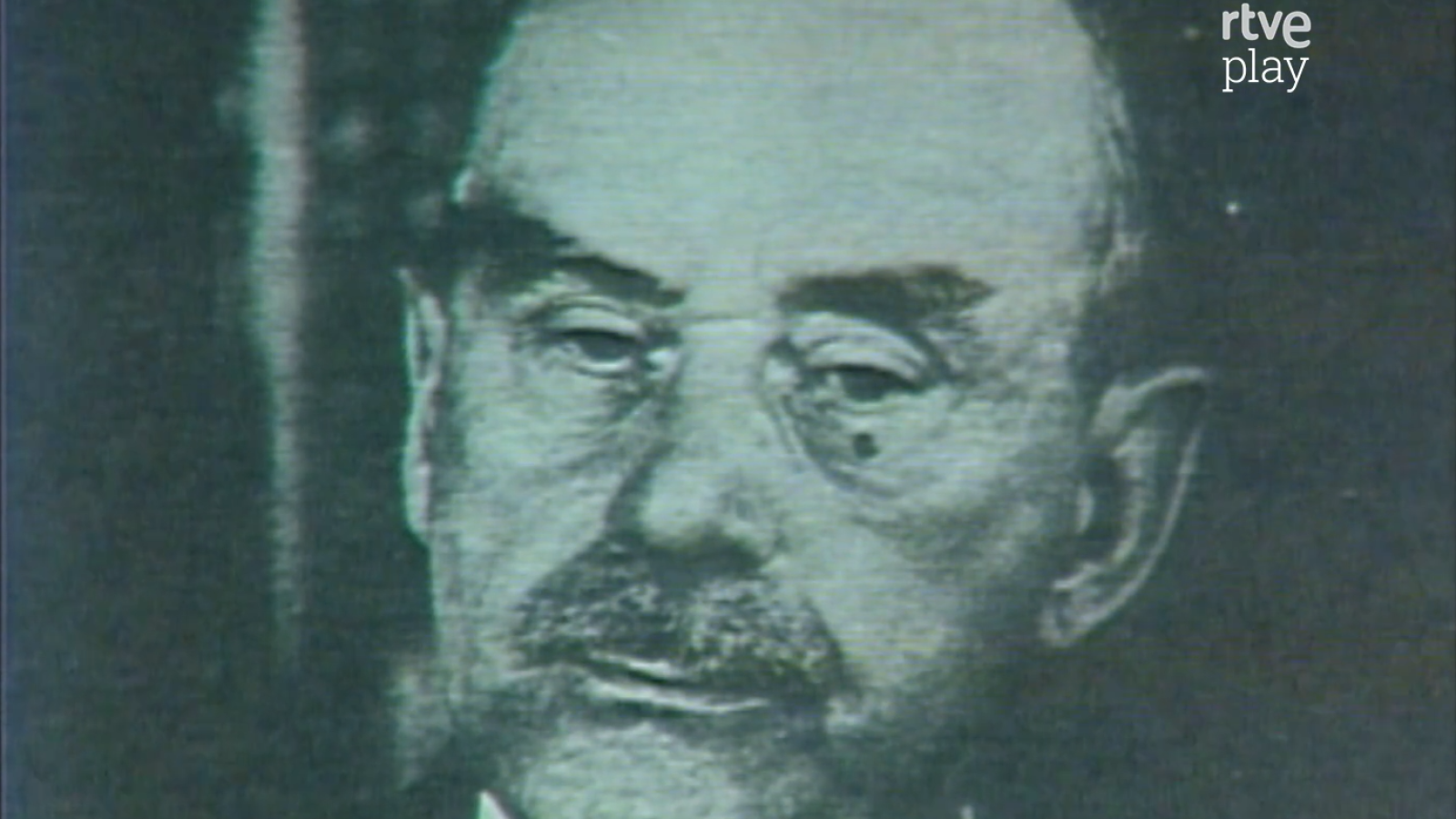 Primer plano monocromático de Miguel Primo de Rivera y Orbaneja, con bigote oscuro y expresión seria. Logo "rtve play" en la esquina superior derecha.