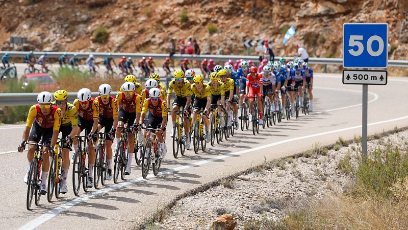 Ciclistas compiten durante la décima etapa de la Vuelta a España