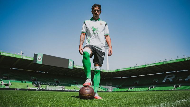 Iker Luque, futbolista, en el Estadio El Sardinero con equipación blanca, verde y negra. Lleva el dorsal 30 y posa sobre un balón del Real Racing Club.
