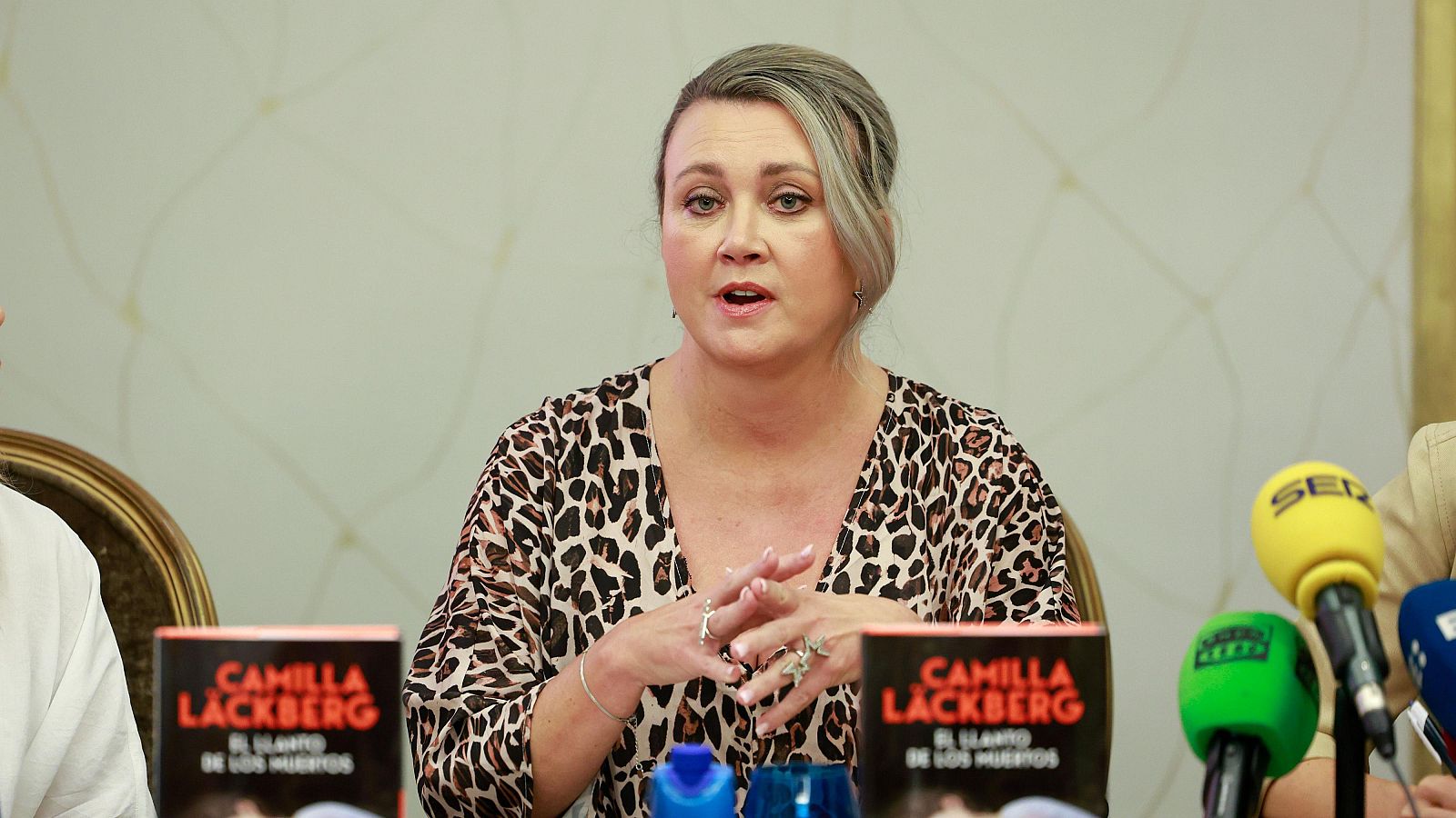 Camilla Läckberg, escritora sueca, en una rueda de prensa con su libro "EL LLANTO DE LOS MUERTOS" y micrófonos de la Cadena SER.