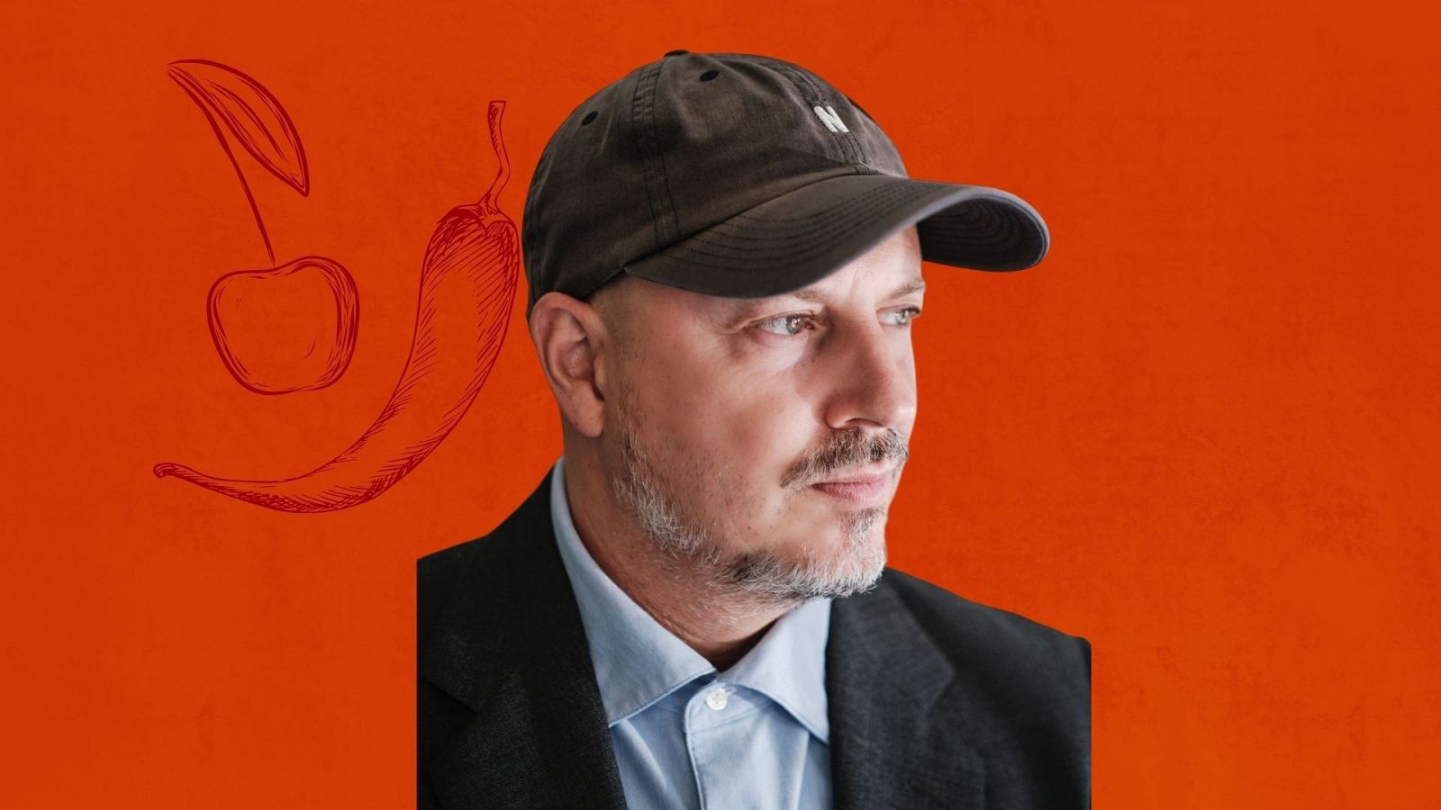 Retrato de Andreu Buenafuente con gorra gris y camisa azul, sobre fondo naranja con ilustraciones de cereza y guindilla.