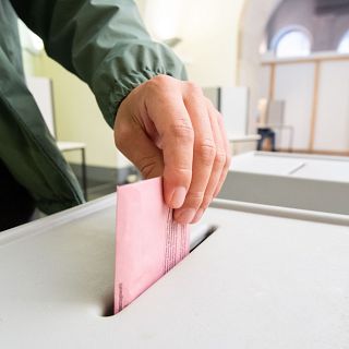 Centro de gravedad permanente: Cuando las elecciones llaman a tu puerta