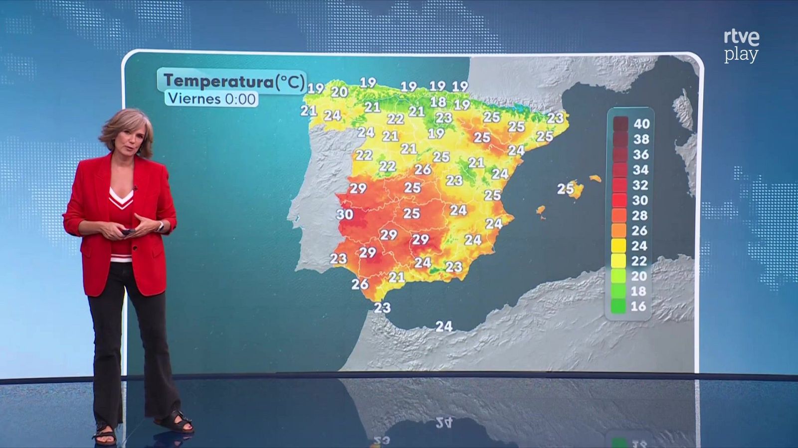 Mónica López presenta el pronóstico del tiempo para la medianoche del viernes en RTVE, mostrando temperaturas de 18°C a 30°C en la Península Ibérica.