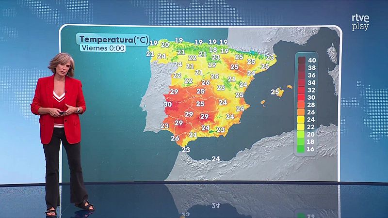 Mónica López presenta el pronóstico del tiempo para la medianoche del viernes en RTVE, mostrando temperaturas de 18°C a 30°C en la Península Ibérica.
