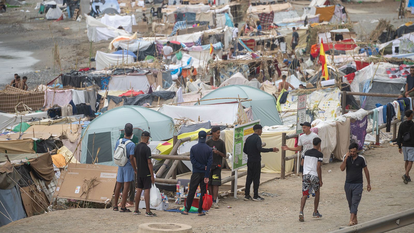Migrantes en una playa en Ceuta