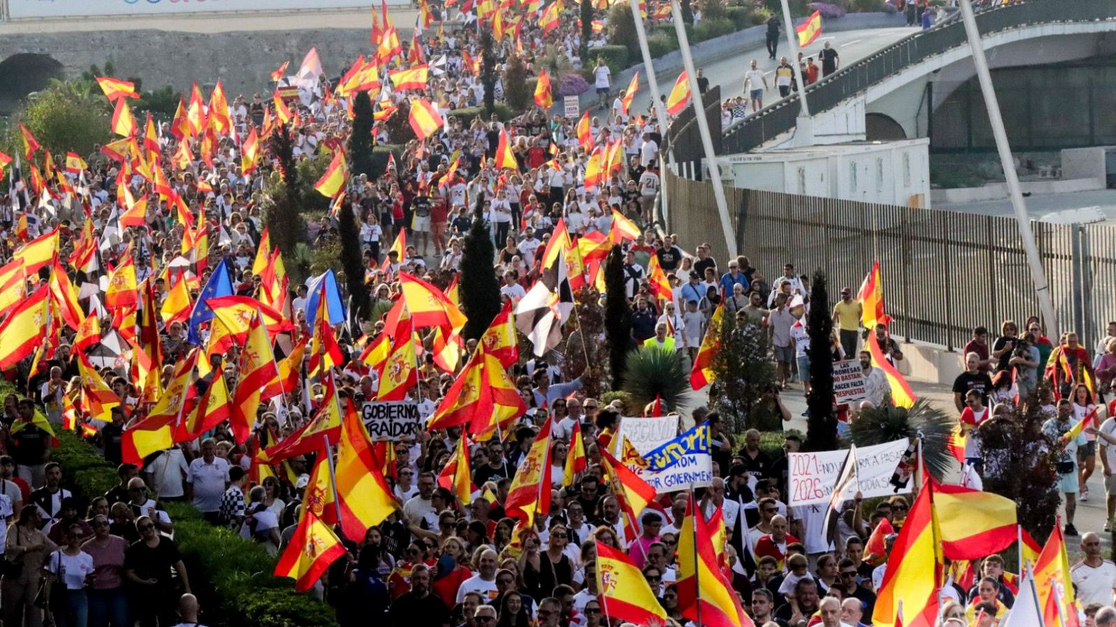 Asistentes a la manifestación con motivo del Día de Ceuta en la ciudad autónoma