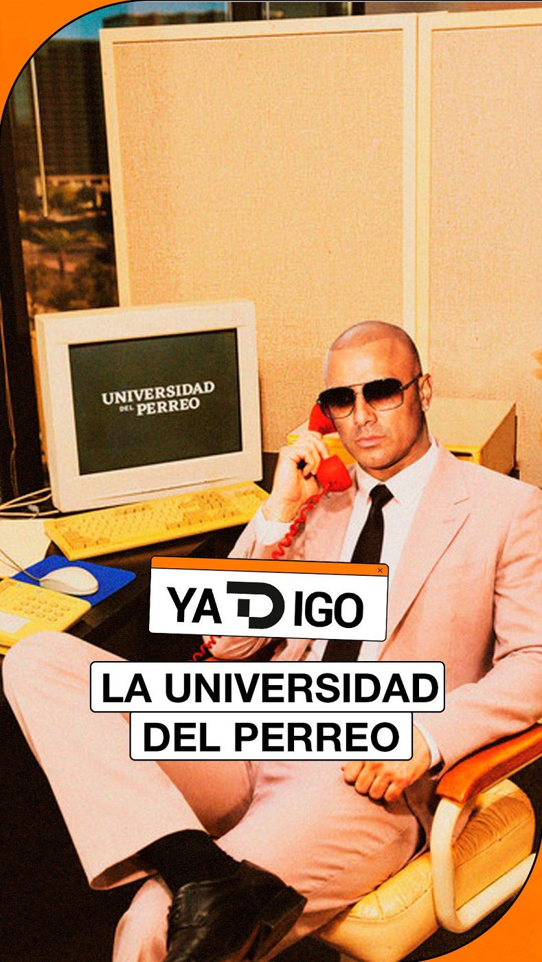 Pitbull, vestido de rosa y con gafas de sol, habla por un teléfono rojo frente a un monitor antiguo que dice "UNIVERSIDAD DEL PERREO".