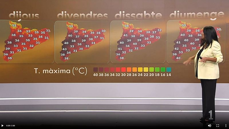 Presentadora de televisi�n se�alando un pron�stico del tiempo de cuatro d�as con temperaturas m�ximas muy elevadas en Catalu�a, indicando una ola de calor.