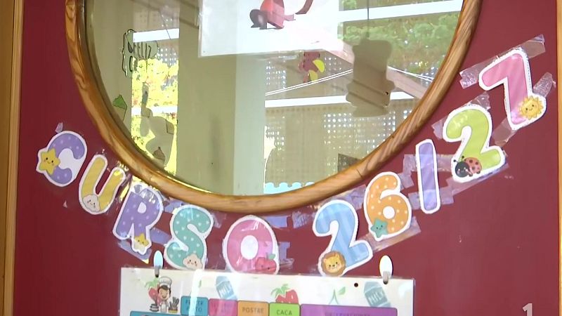 Superficie roja con "CURSO 2021-2022" en letras infantiles y un dibujo de chef en una hoja blanca. Decoración de guardería o preescolar.