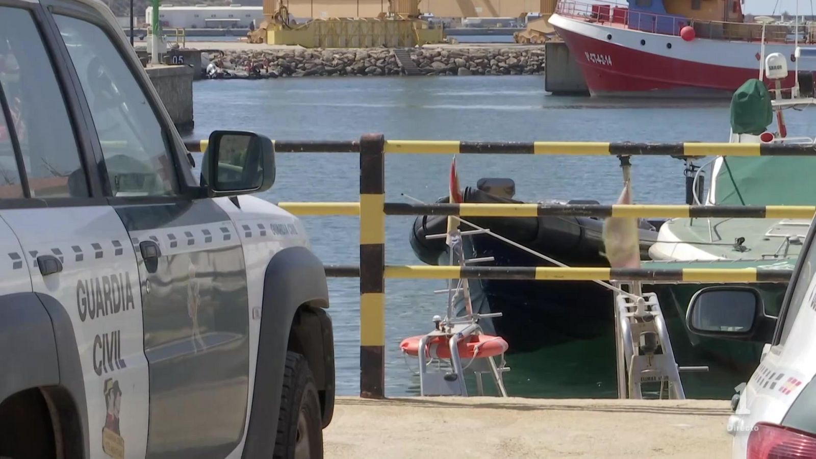 La presión migratoria en el litoral deja tres Guardias Civiles heridos