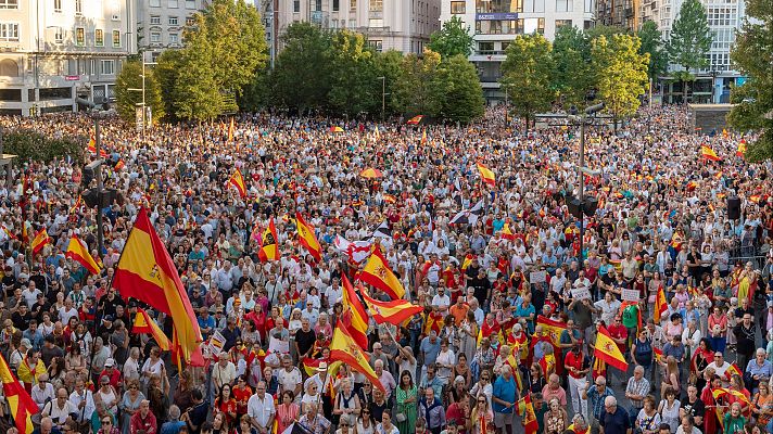 TeleCantabria - Siete mil personas en apoyo a Ceuta, segun la Policía Nacional, llenan la Plaza del Ayuntamiento de Santander