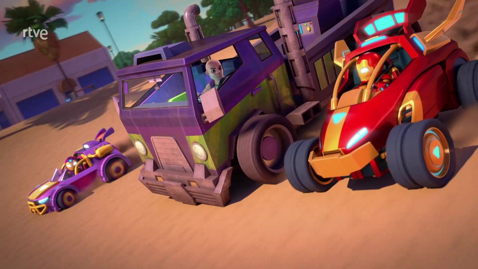 Iron Man compite en un coche rojo y dorado, seguido por un camión morado y verde y un coche morado, con el logo de rtve en la esquina superior izquierda.
