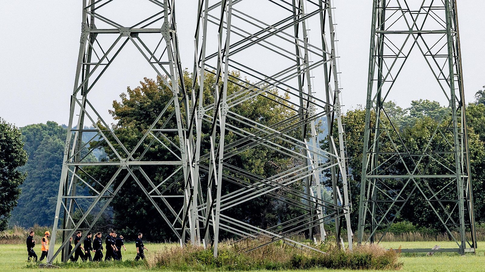 Policías alemanes registran zona de alta tensión en Preilack, Alemania, cerca de subestación y central eléctrica, investigando posibles sabotajes.