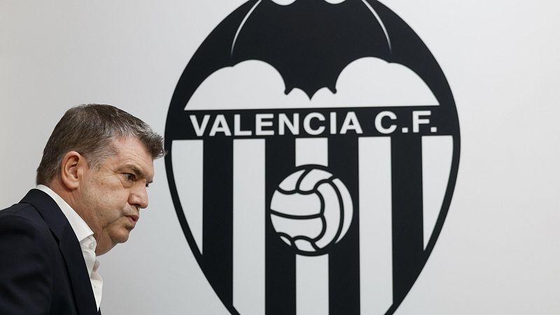 Anil Murthy, ex-presidente del Valencia C.F., de perfil, con el escudo del club al fondo.