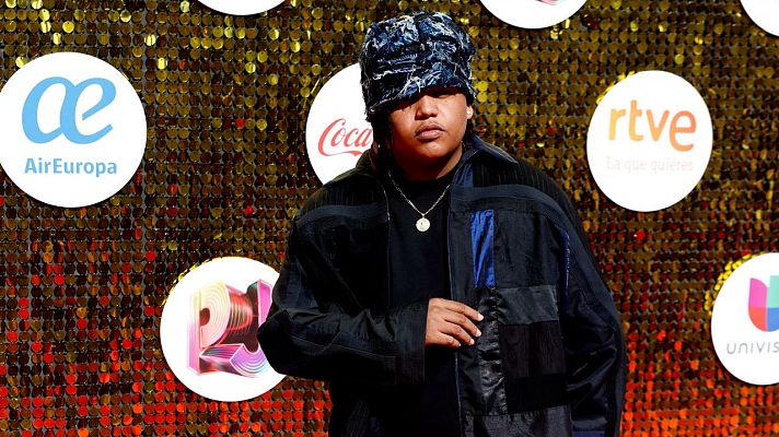 El artista dominicano Damn Goldo en la alfombra roja de los Premios Juventud 2026.
