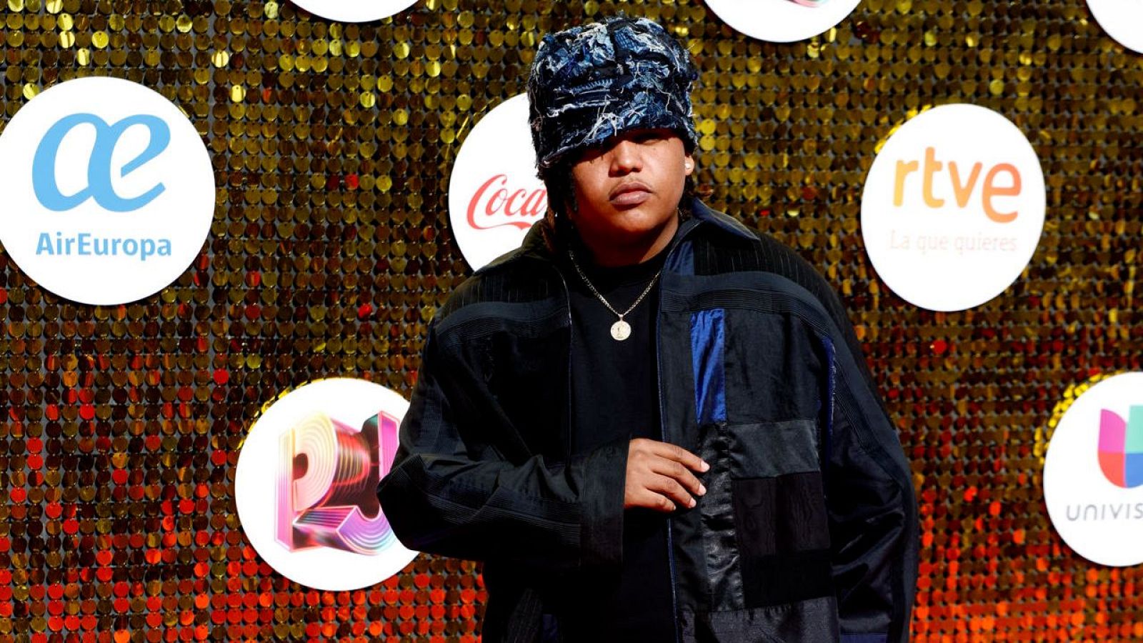 El artista dominicano Damn Goldo en la alfombra roja de los Premios Juventud 2026.