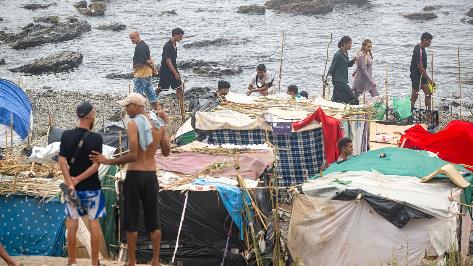Centenares de migrantes acampan en la playa del Trampolín