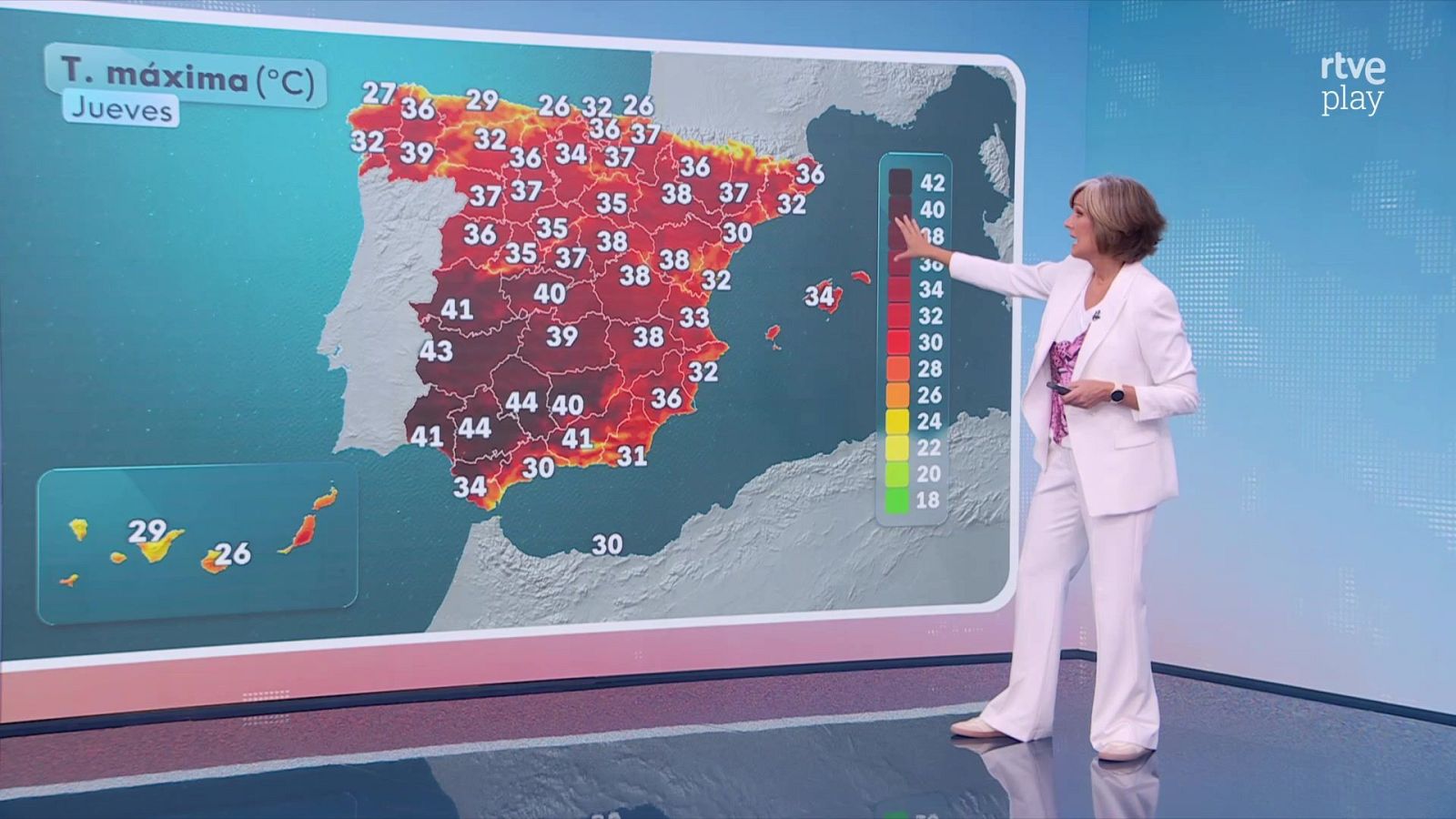 Mónica López, presentadora del tiempo, señala un mapa de temperaturas máximas para el jueves en España, con valores extremos de hasta 44°C en el sur y oeste.