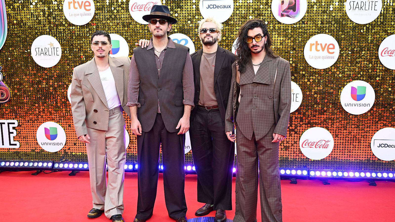 El grupo Morat posa en la alfombra roja de los Premios Juventud que se celebran en Marbella