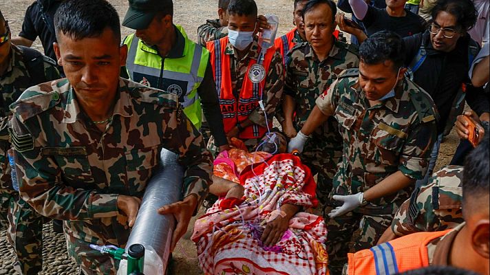 La hora de La 1 - Dos hombres rescatados con vida tras pasar nueve días atrapados en un túnel tras la devastadora riada de Nepal