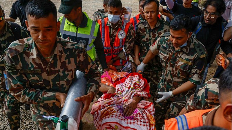 Dos hombres rescatados con vida tras pasar 10 días atrapados en un túnel tras la devastadora riada de Nepal