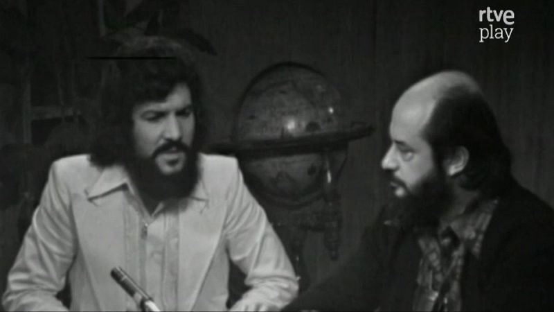 Dr. Fernando Jiménez del Oso e Iván Trilha en "Más allá" de RTVE. Fotograma en blanco y negro con globo terráqueo de fondo.