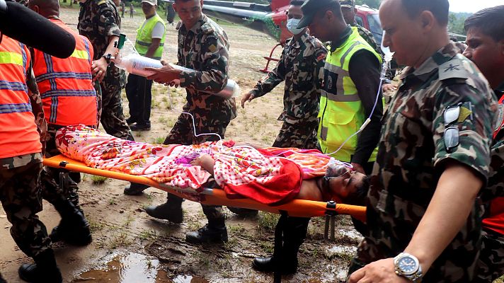 Informativo 24h - Rescatan a dos hombres vivos en Nepal nueve días después de la riada