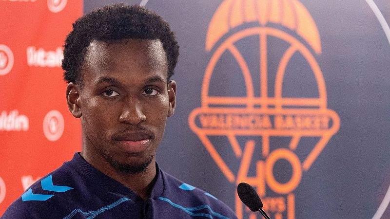 Chris Jones, jugador del Valencia Basket, en una rueda de prensa conmemorando el 40 aniversario del club. Se distingue el logo del equipo y el patrocinador.
